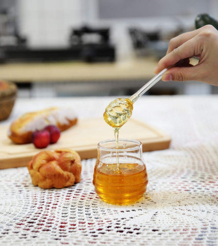 Mkono clear glass body showcases honey level while staying stylish.