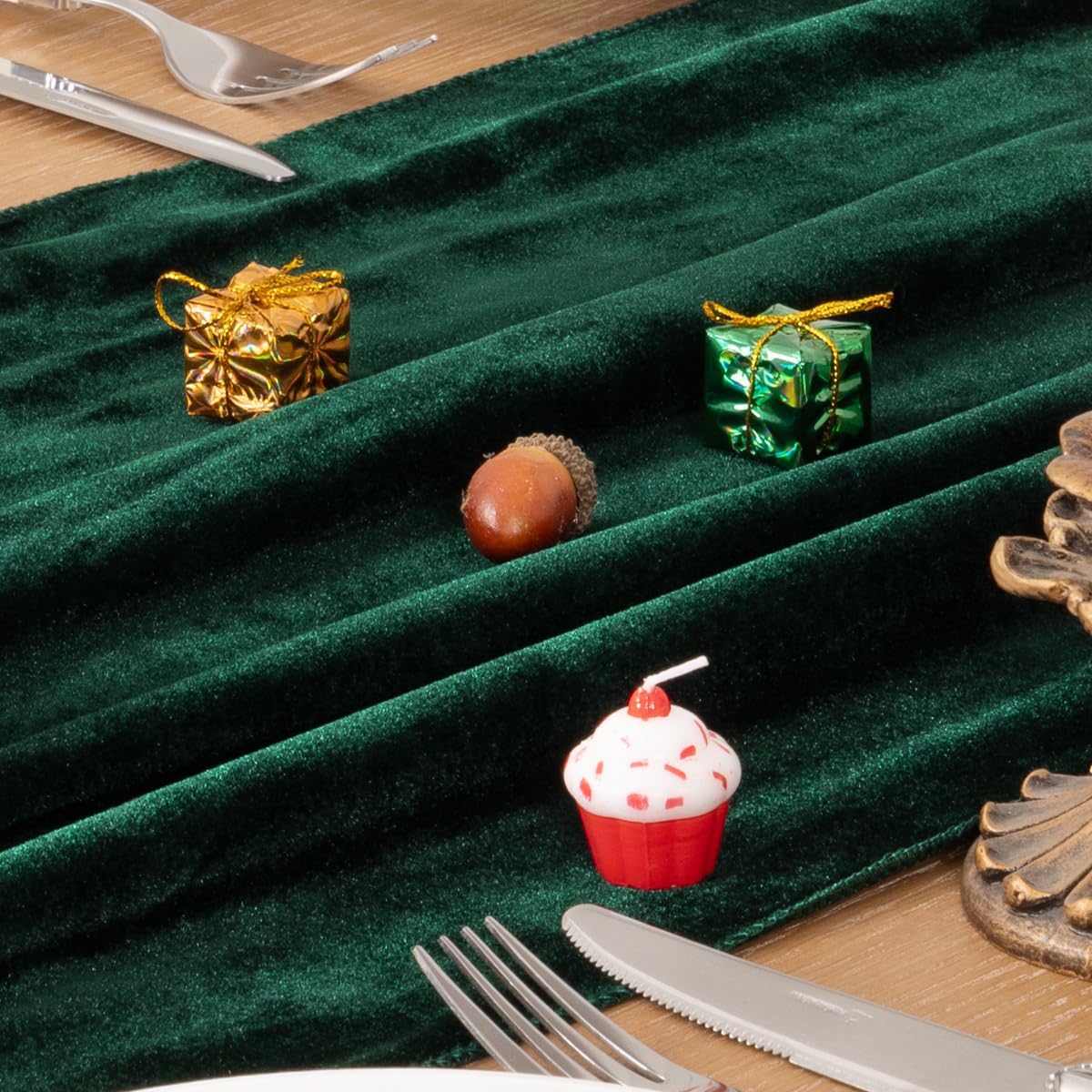 MLMC emerald-green velvet runner on wedding table for a refined backdrop