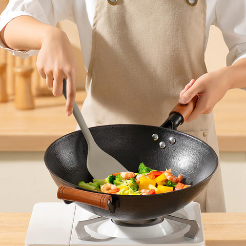 MOACC large slotted turner drains sauces efficiently during cooking.