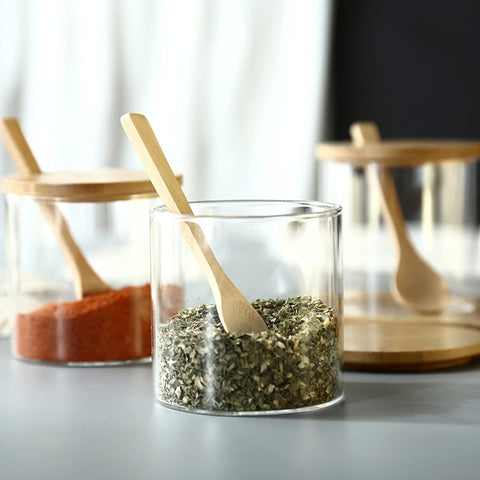 MOLADRI versatile storage canister clears dust from spices.