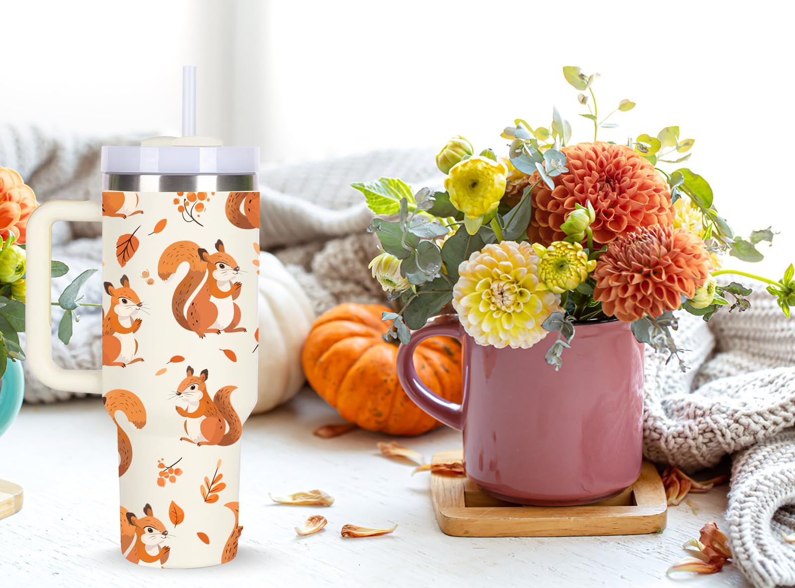 Momocici double-wall insulation keeps drinks hot or cold longer.