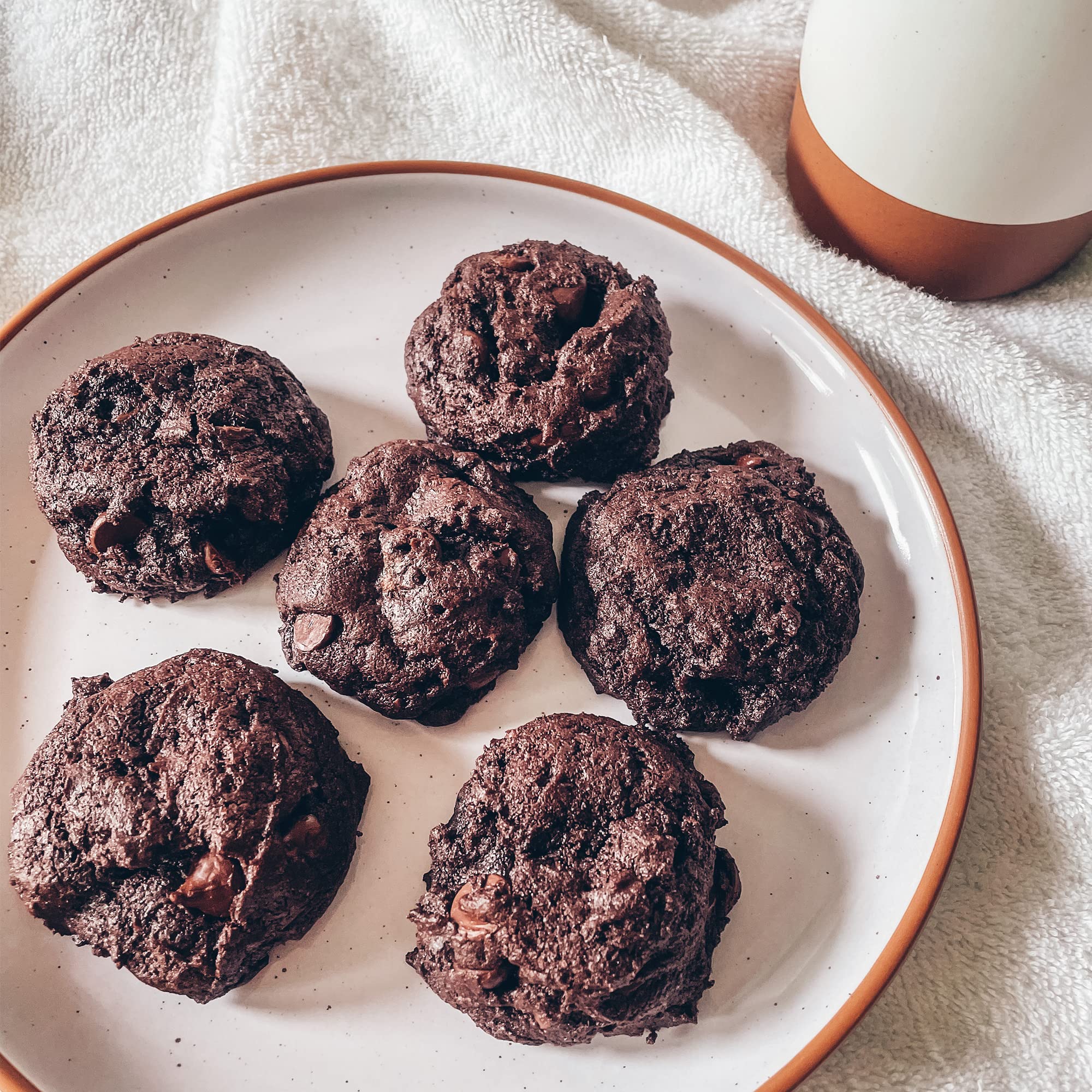 MORA scratch-resistant glaze close-up emphasizes durable surface against daily use.