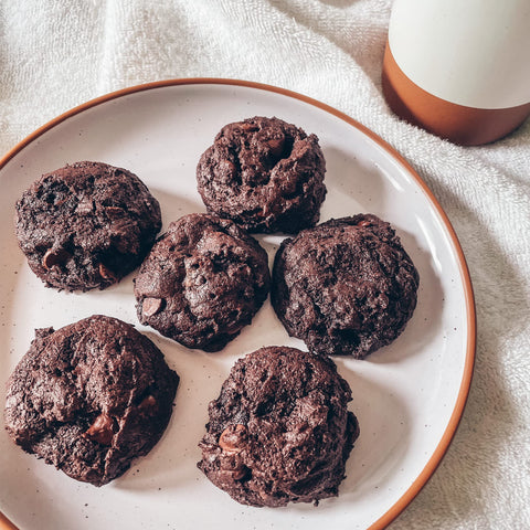 MORA scratch-resistant glaze close-up emphasizes durable surface against daily use.