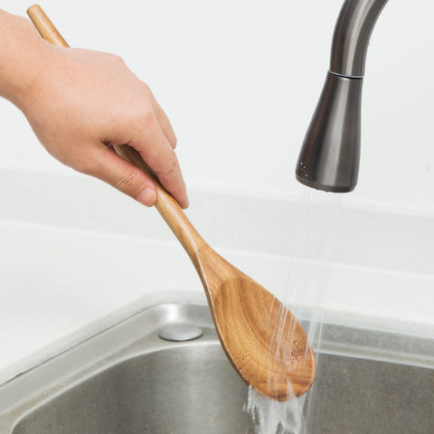 MornHalo non-stick friendly spoon protecting pans during sautéing
