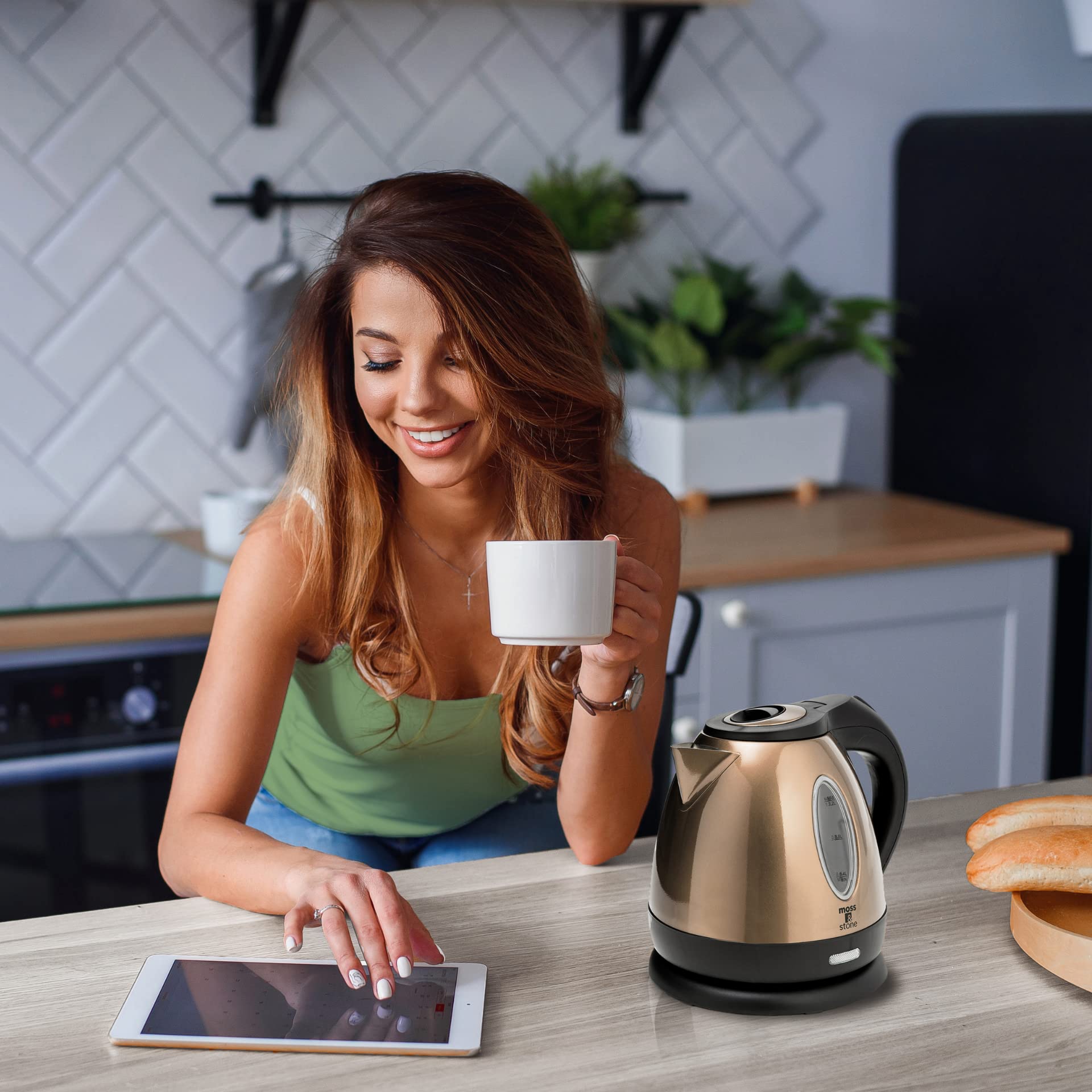 Moss & Stone 1.2L kettle cordless base for flexible placement.