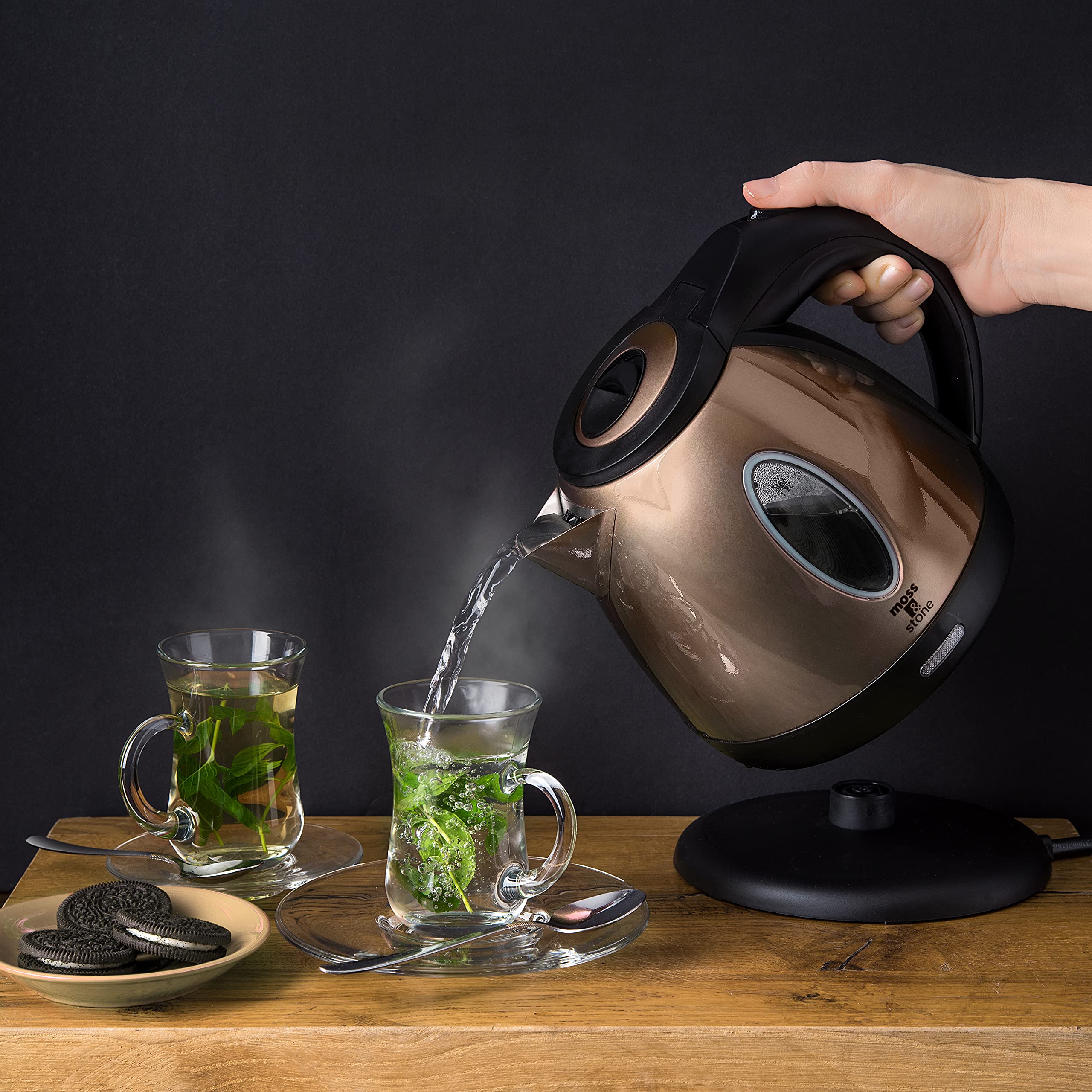 Moss & Stone 1.2L kettle water window enables precise filling.
