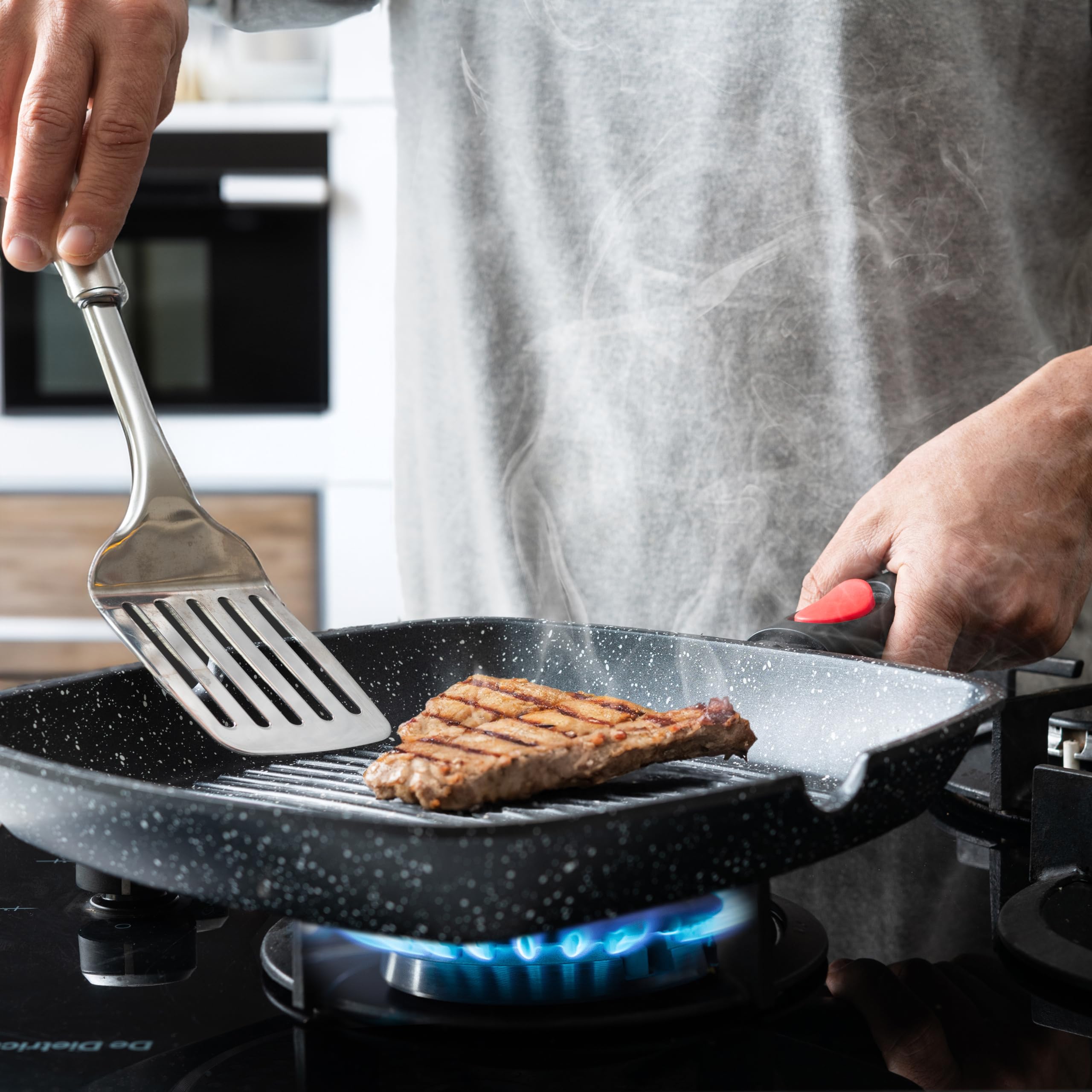 Moss & Stone grill pan includes side spouts and cleaning cloth for easy cleanup.