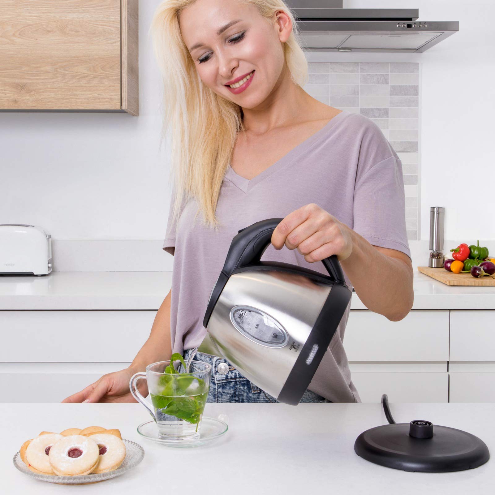 Moss & Stone removable-filter kettle simplifies cleaning after brewing.