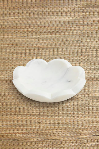 Mud Pie Scallop Marble Dish close-up reveals natural veining for desserts.