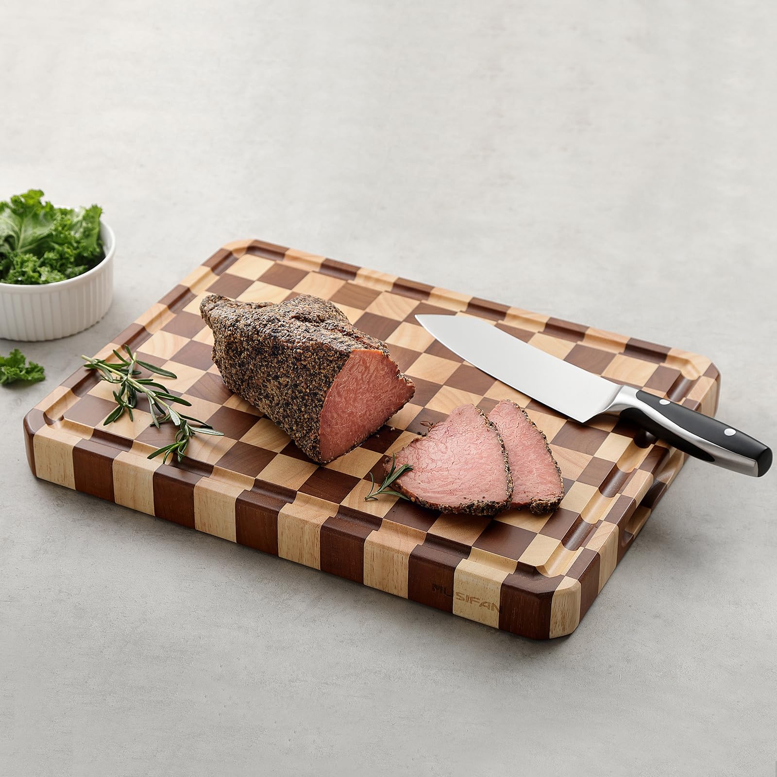 Musifan Acacia cutting board close-up highlights natural grain and texture.
