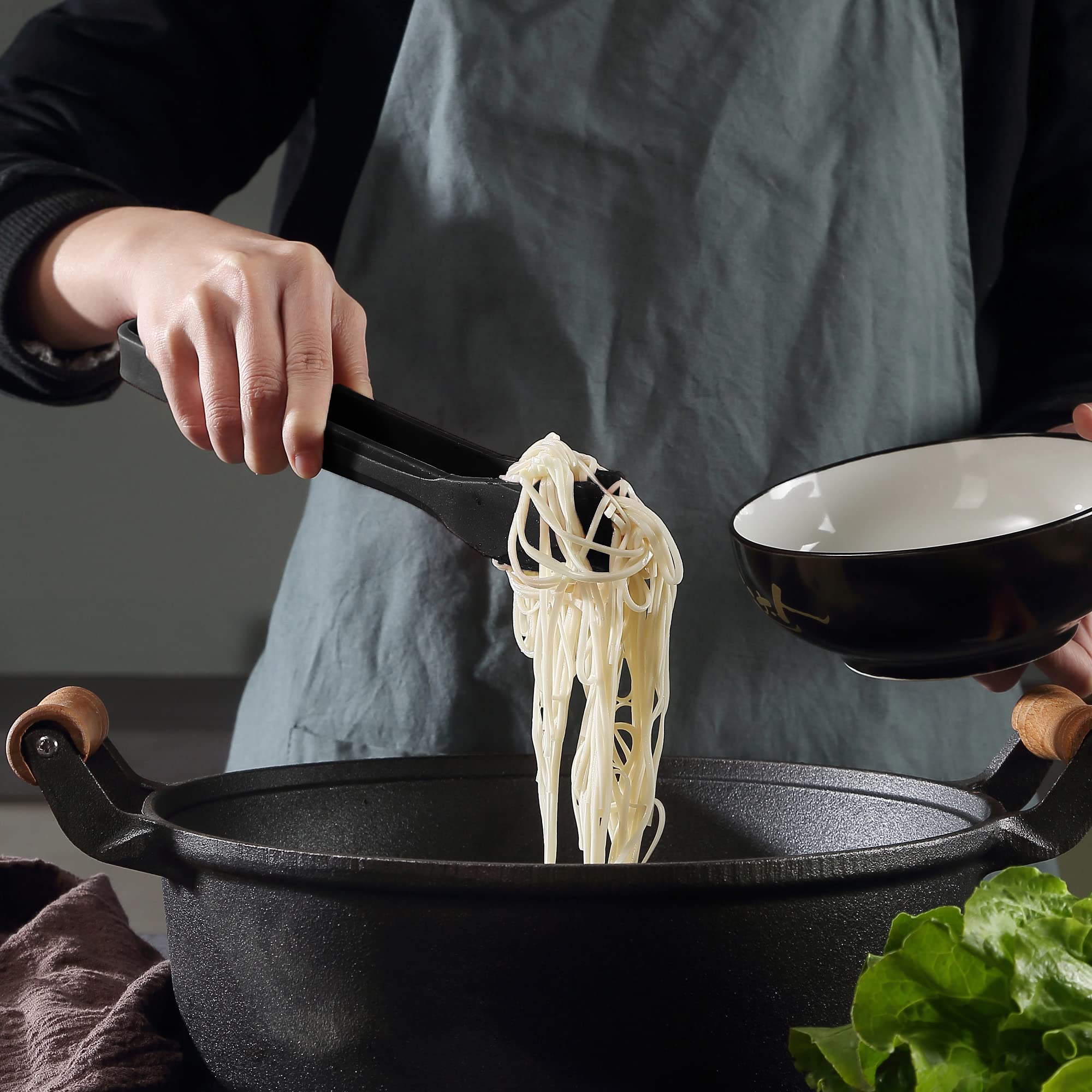 Mu&Ti silicone tongs showing heat resistance in action