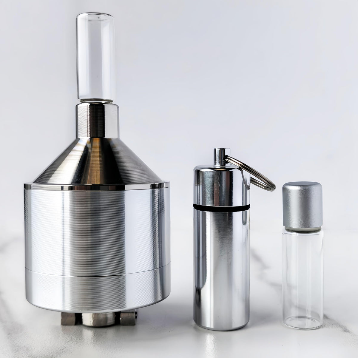 MuYuDaDi spice grinder with a silver top for precise grinding and easy cleanup.