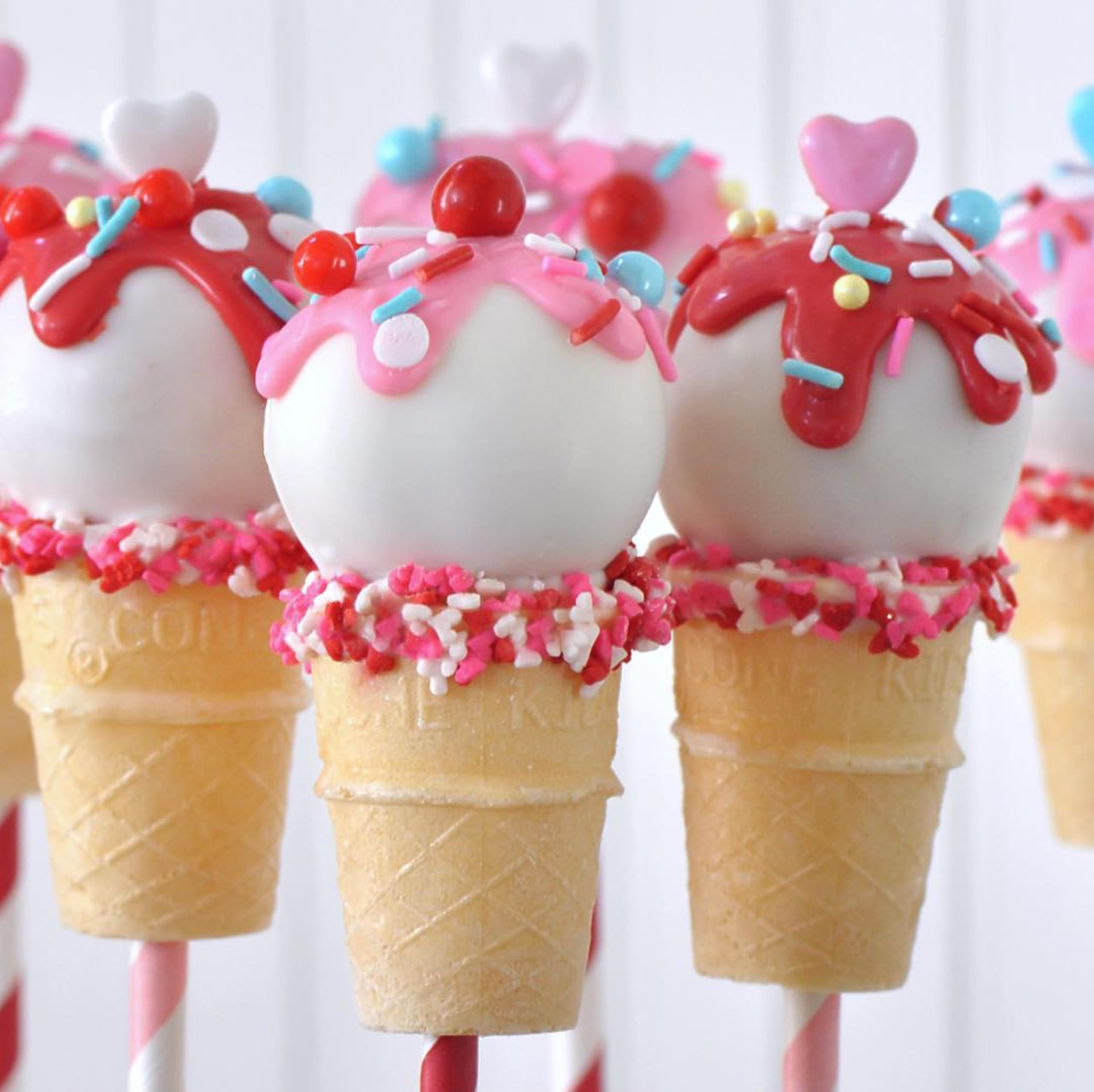 My Little Cakepop Pro doubles as a kids' play dough accessory.