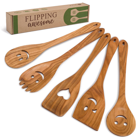 MyFancyCraft MFC serving and cooking wood utensils in action