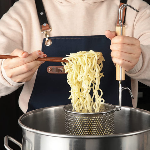 MyLifeUNIT strainer with wooden handle for comfortable heat insulation.