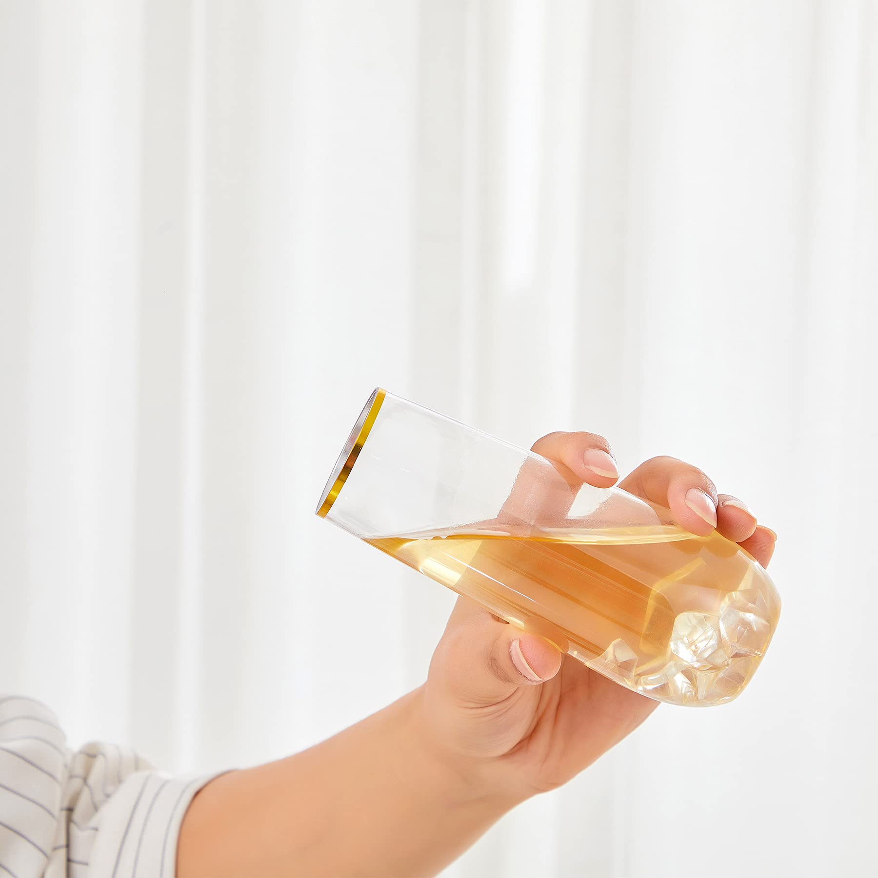 N9R crystal-clear disposable glasses showcase cocktails with luxury.