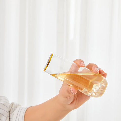N9R crystal-clear disposable glasses showcase cocktails with luxury.