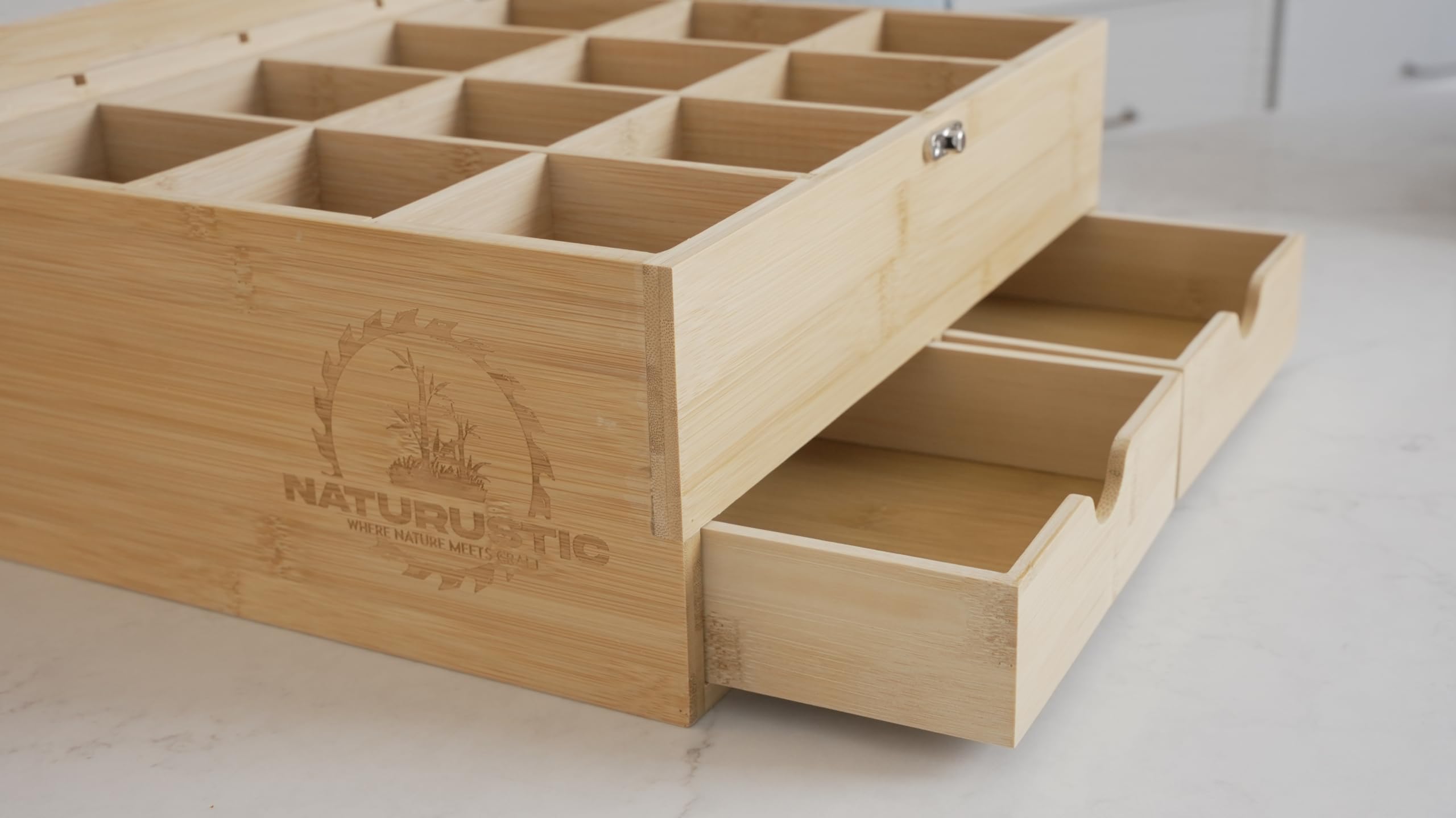 Naturustic 12-compartment organizer keeps flavors neatly sorted and accessible.