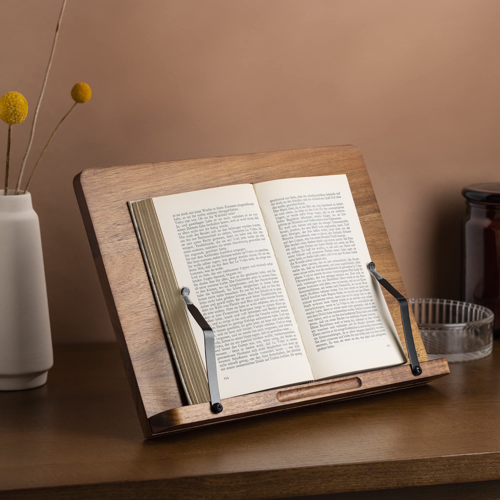 Navaris hands-free recipe holder supports tablets for easy viewing.