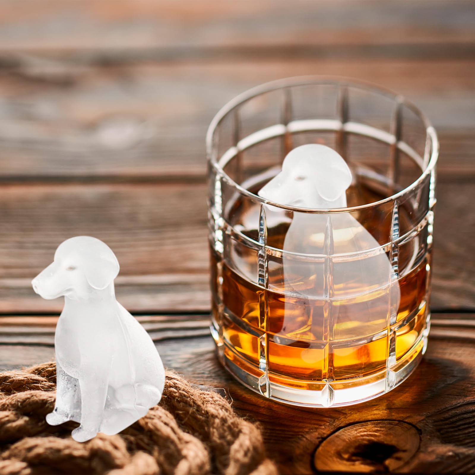 Nerien stackable ice tray with lid keeps cubes protected