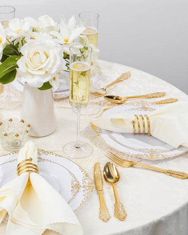 Nervure birthday celebration plastic glasses, disposable and durable for lively gatherings.