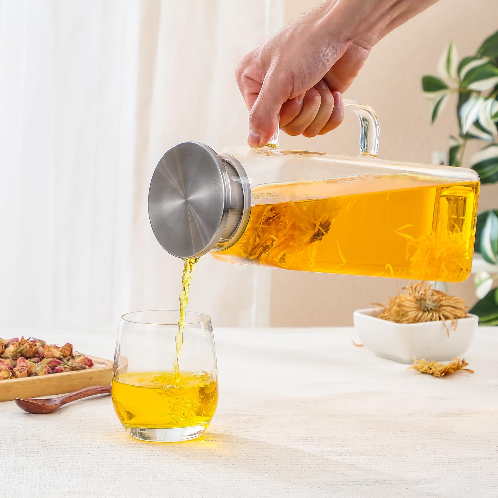 NETANY clear glass pitcher with sturdy handle for everyday use.