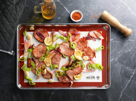 New Star Foodservice silicone liner offers corner cutouts for easy pan removal.