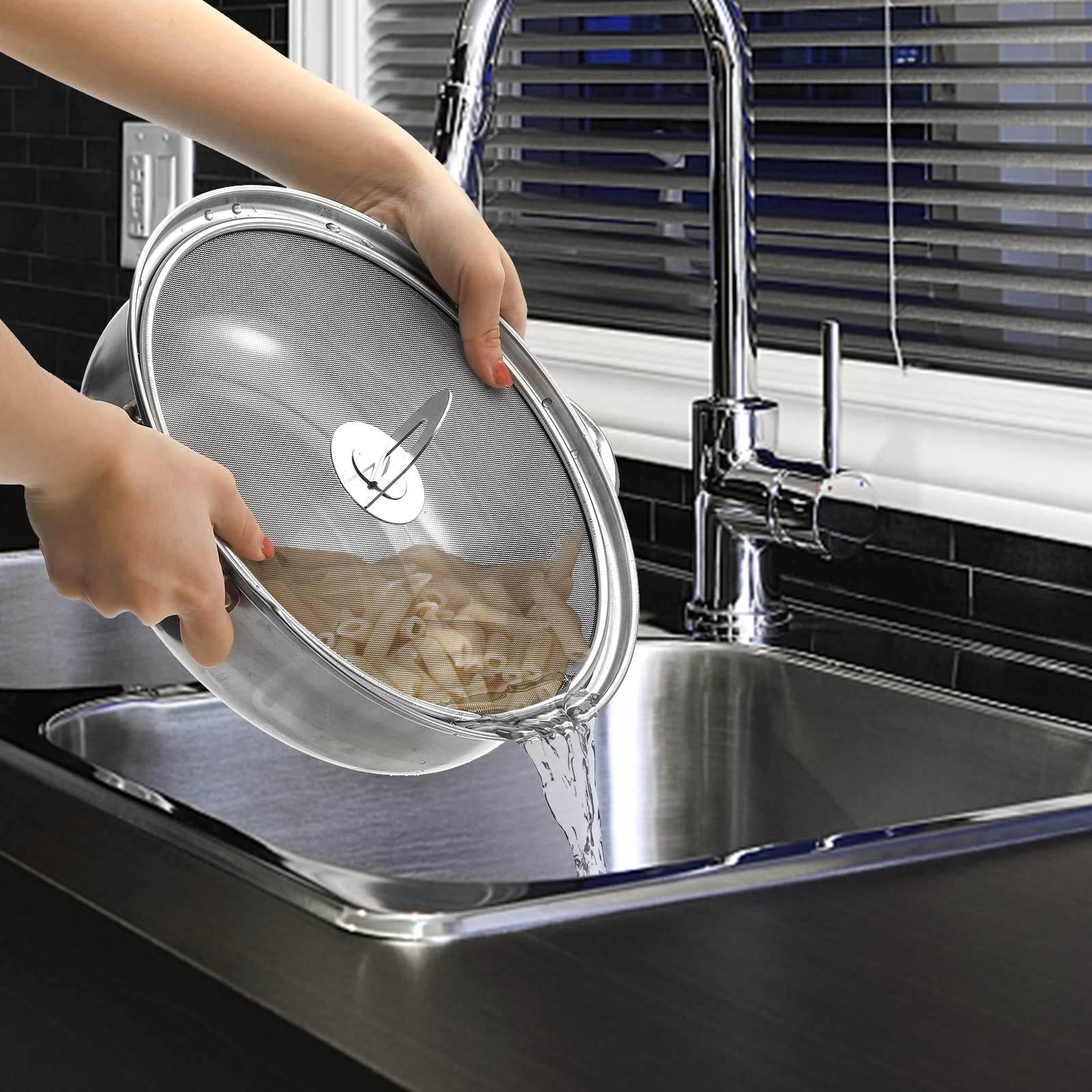 Nicunom steaming rack function: shields and steam vegetables over the pan.