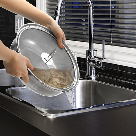 Nicunom steaming rack function: shields and steam vegetables over the pan.