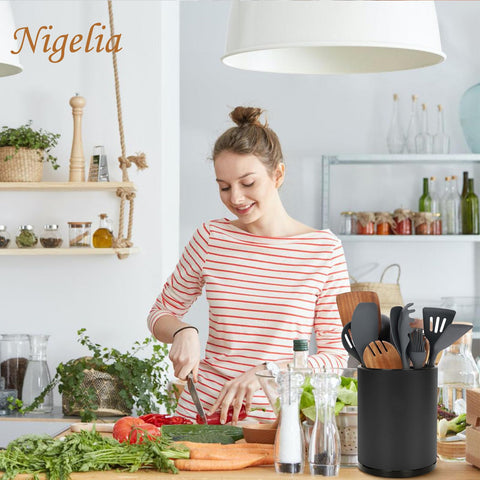 Nigelia removable tri-compartment lid helps organize spatulas and spoons efficiently.