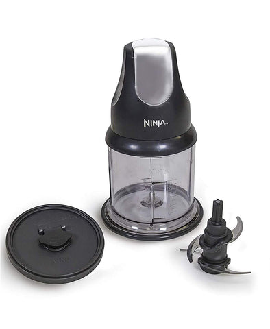 Ninja Express Chop NJ110GR blades in action blend ingredients smoothly.
