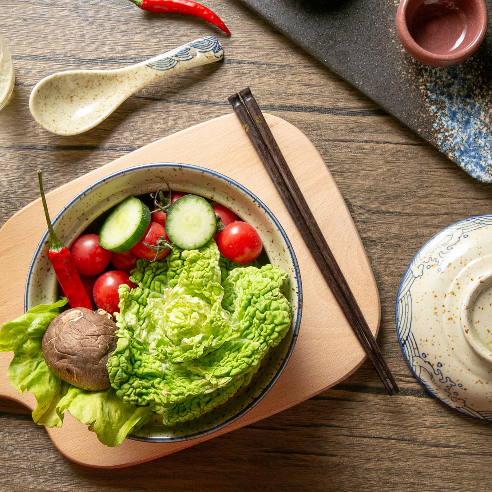 Niturceal lid helps retain heat while serving and eating.