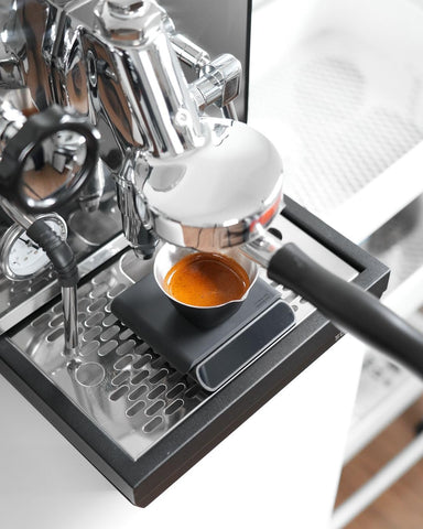 Normcore Pocket Coffee Scale V3 backlit display for easy readings in low light.