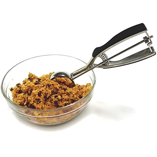 Norpro pet-food scoop makes serving accurate portions simple.