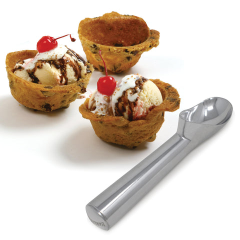 Ergonomic Norpro 7-inch scoop supports right and left-handed use