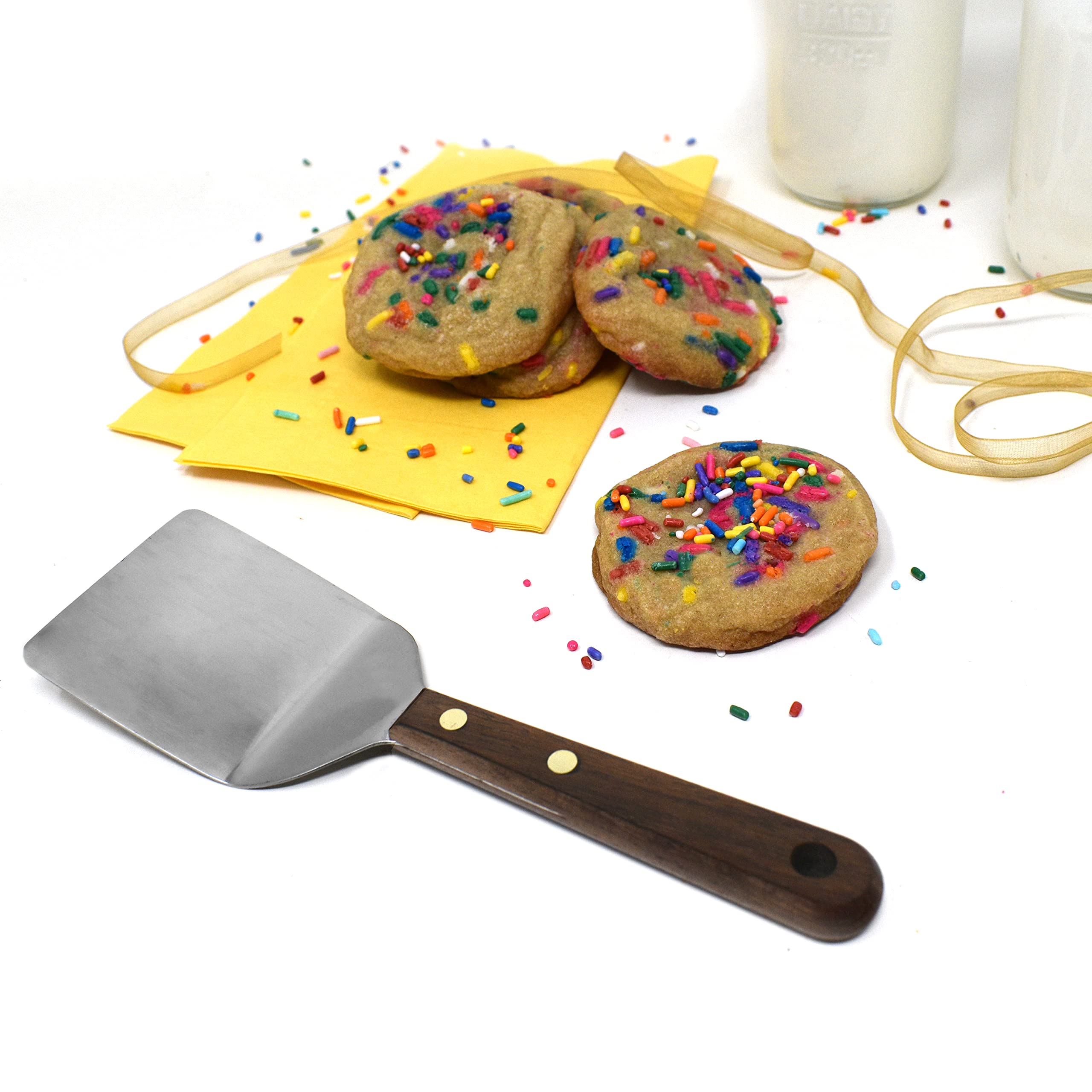 Norpro spatula on bakeware delivers reliable lifting for brownies and lasagna