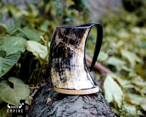 Food-safe interior finish keeps flavors pure in NORSE EMPIRE horn mug.