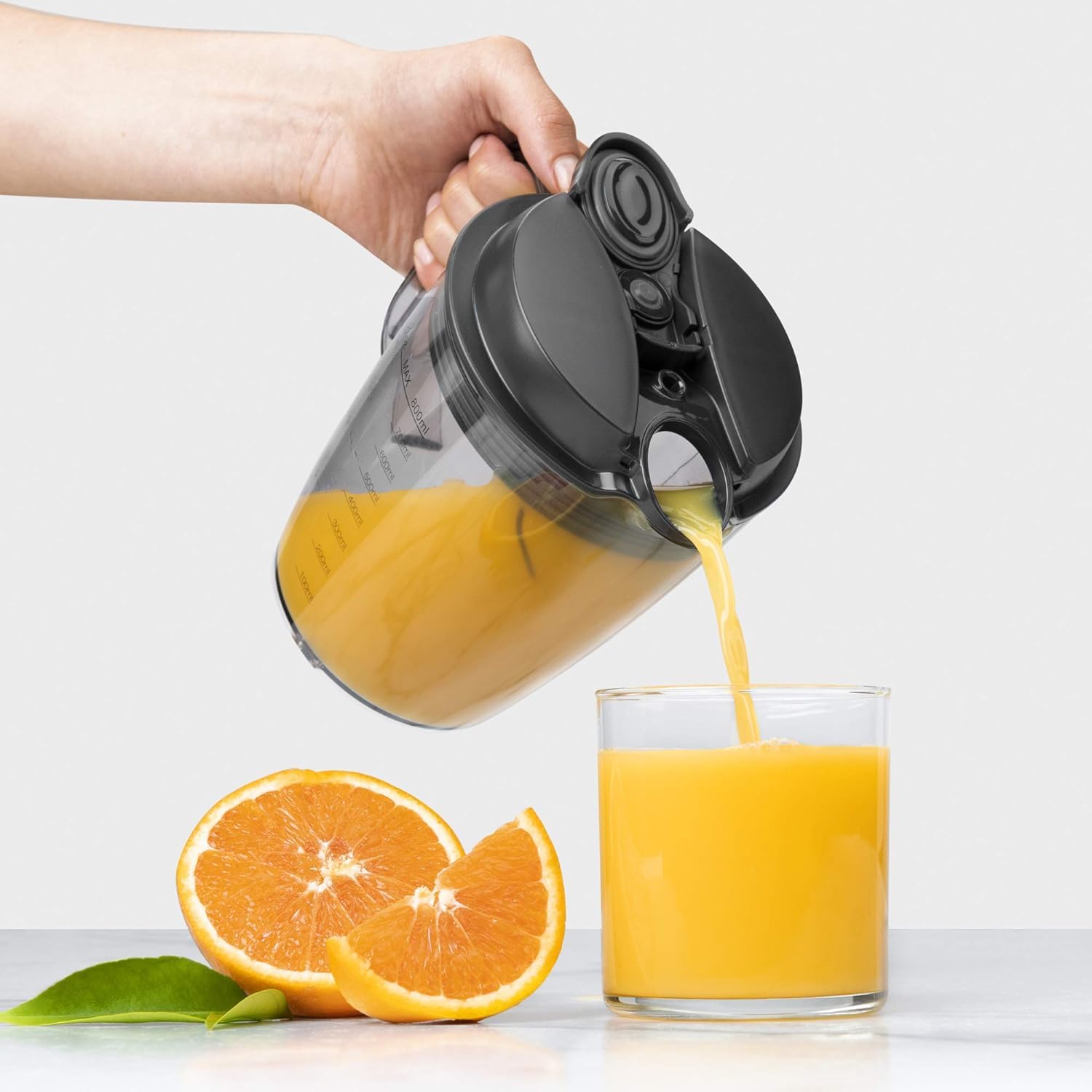  NutriBullet juicer sealing-pitcher-lid with froth separator keeps juice tidy.