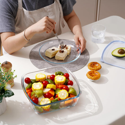 NUTRIUPS BPA-free visual lid provides spill protection and stacking.