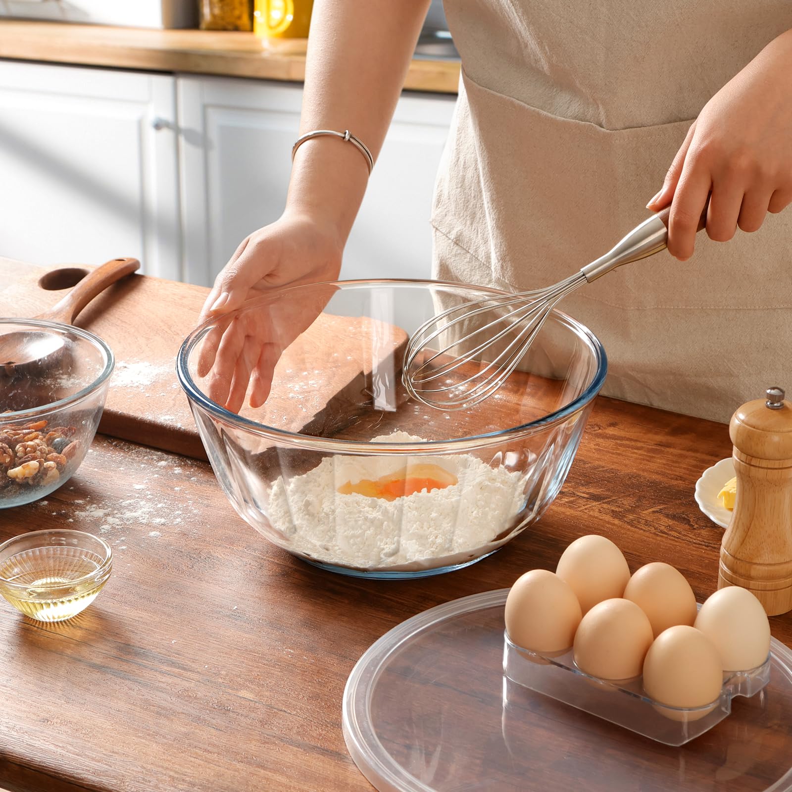 NUTRIUPS easy-clean glass surface simplifies rinsing and dishwasher-safe cleanup.