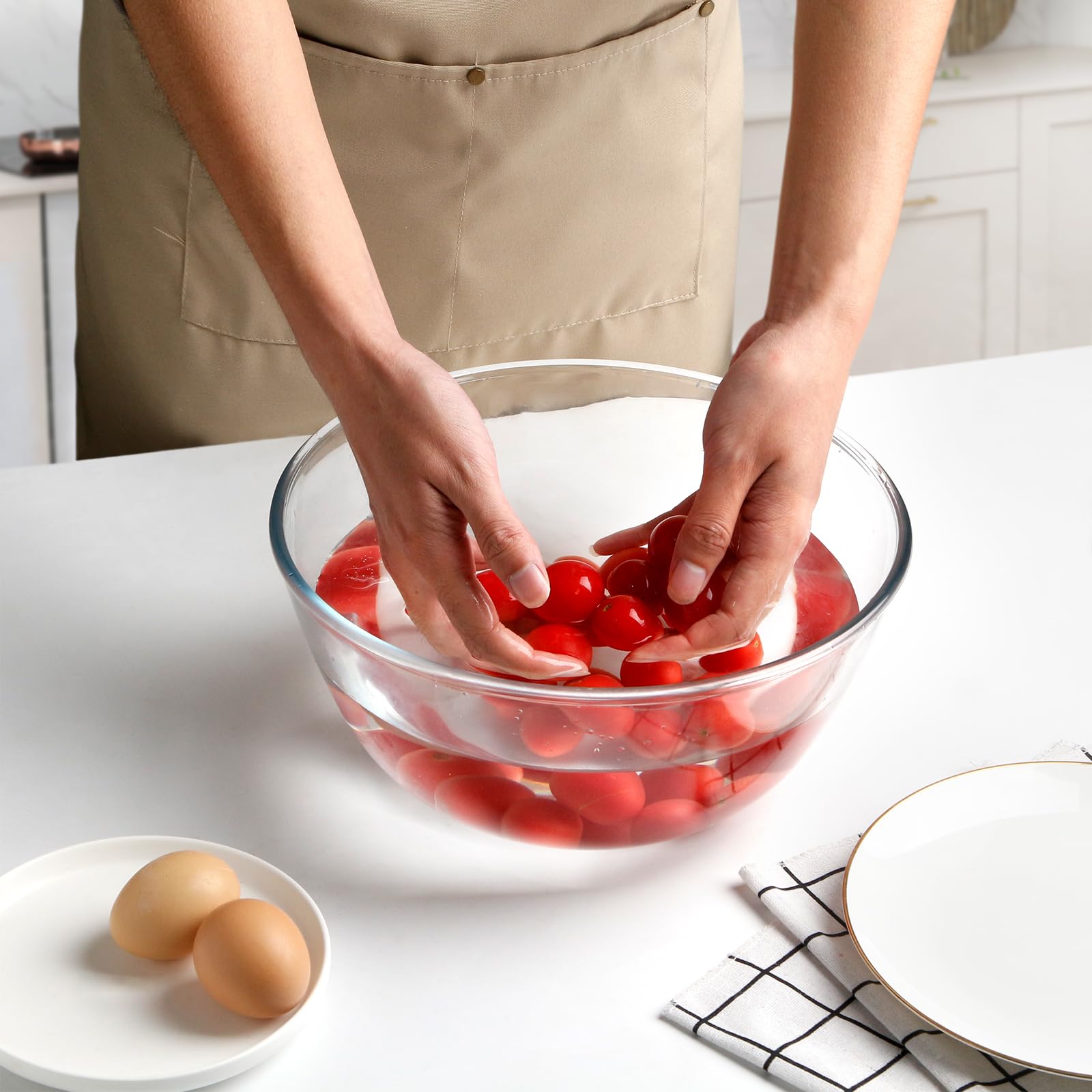 NUTRIUPS versatile kitchen bowl for mixing, serving, or storing leftovers.