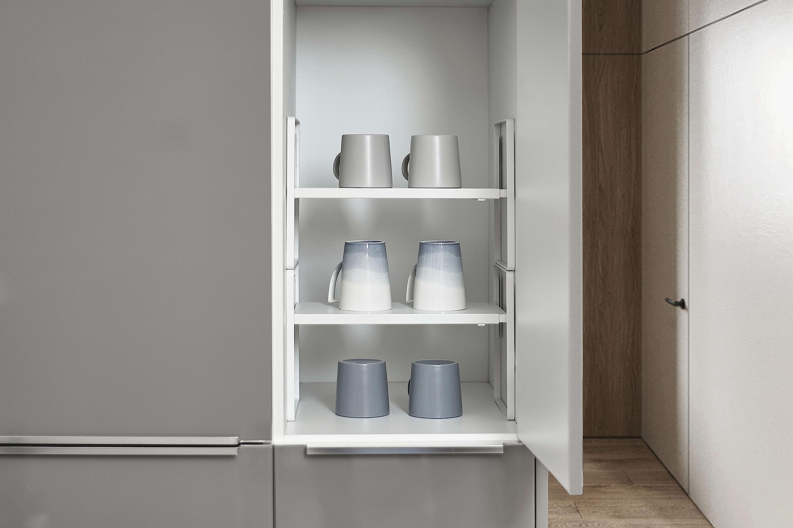 Nxconsu adjustable-width shelf adapts to various cabinet sizes.