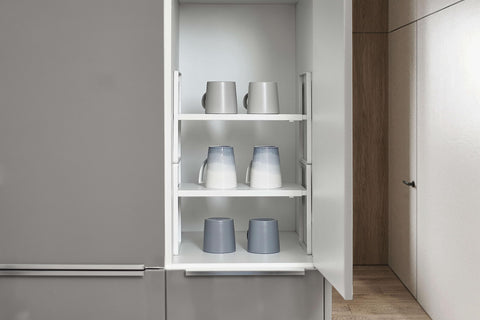Nxconsu adjustable-width shelf adapts to various cabinet sizes.