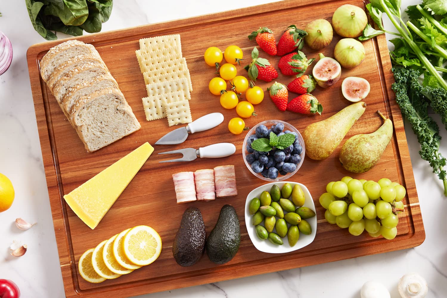 OAKSWARE extra large surface offers ample space for prepping large ingredients.