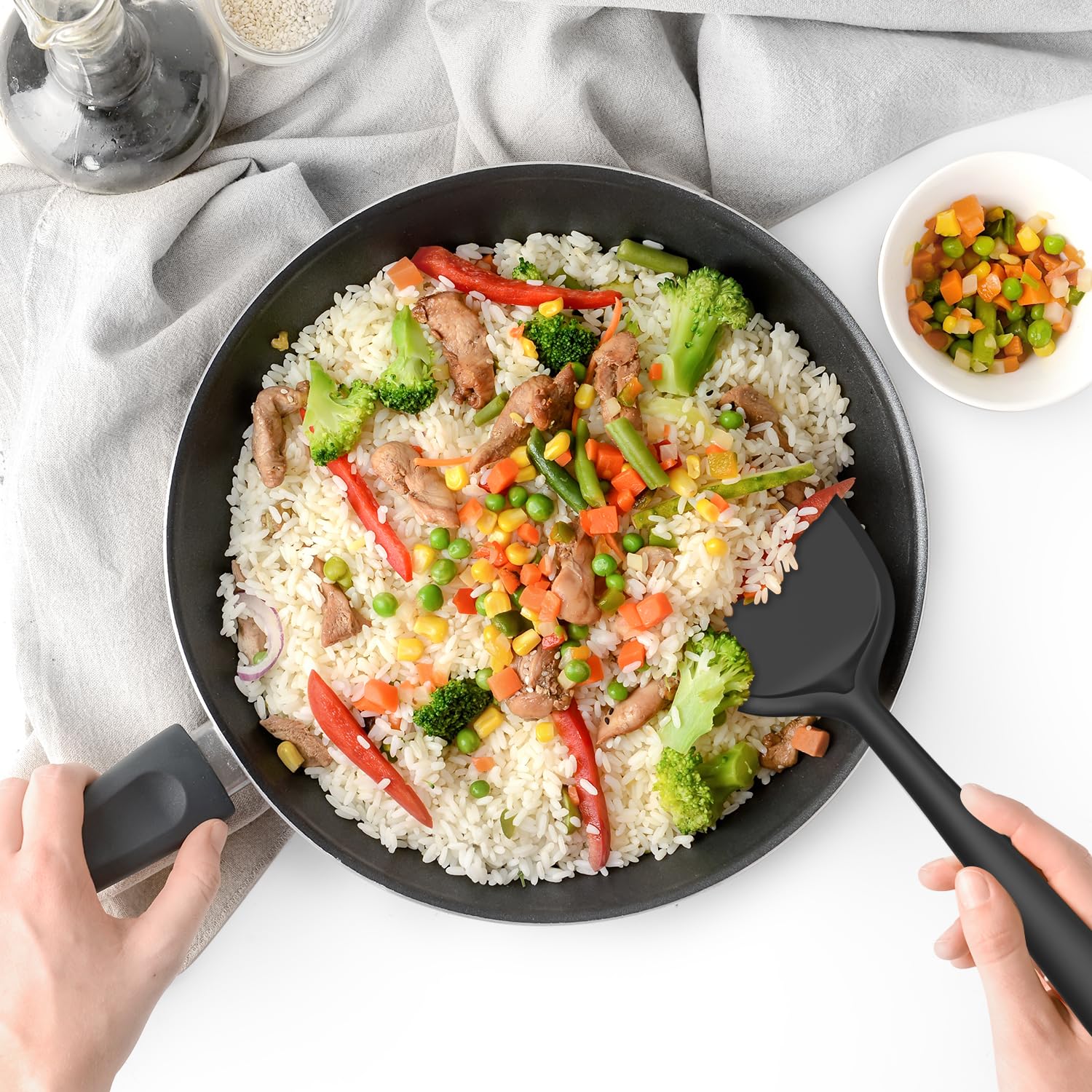 oannao silicone tongs offering heat resistance and easy grip