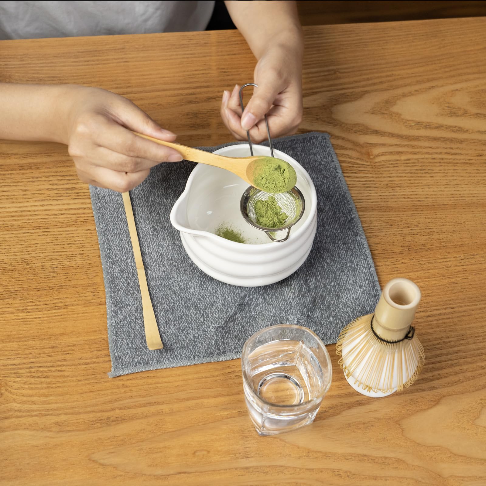 Odaserat bamboo scoop for precise measurement and tidy tea prep.