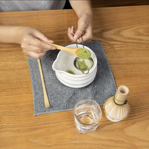 Odaserat bamboo scoop for precise measurement and tidy tea prep.