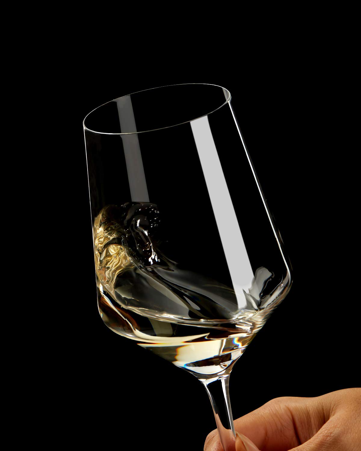 OJA LUNA&MANTHA hand-blown bowl emphasizes craftsmanship and clarity.
