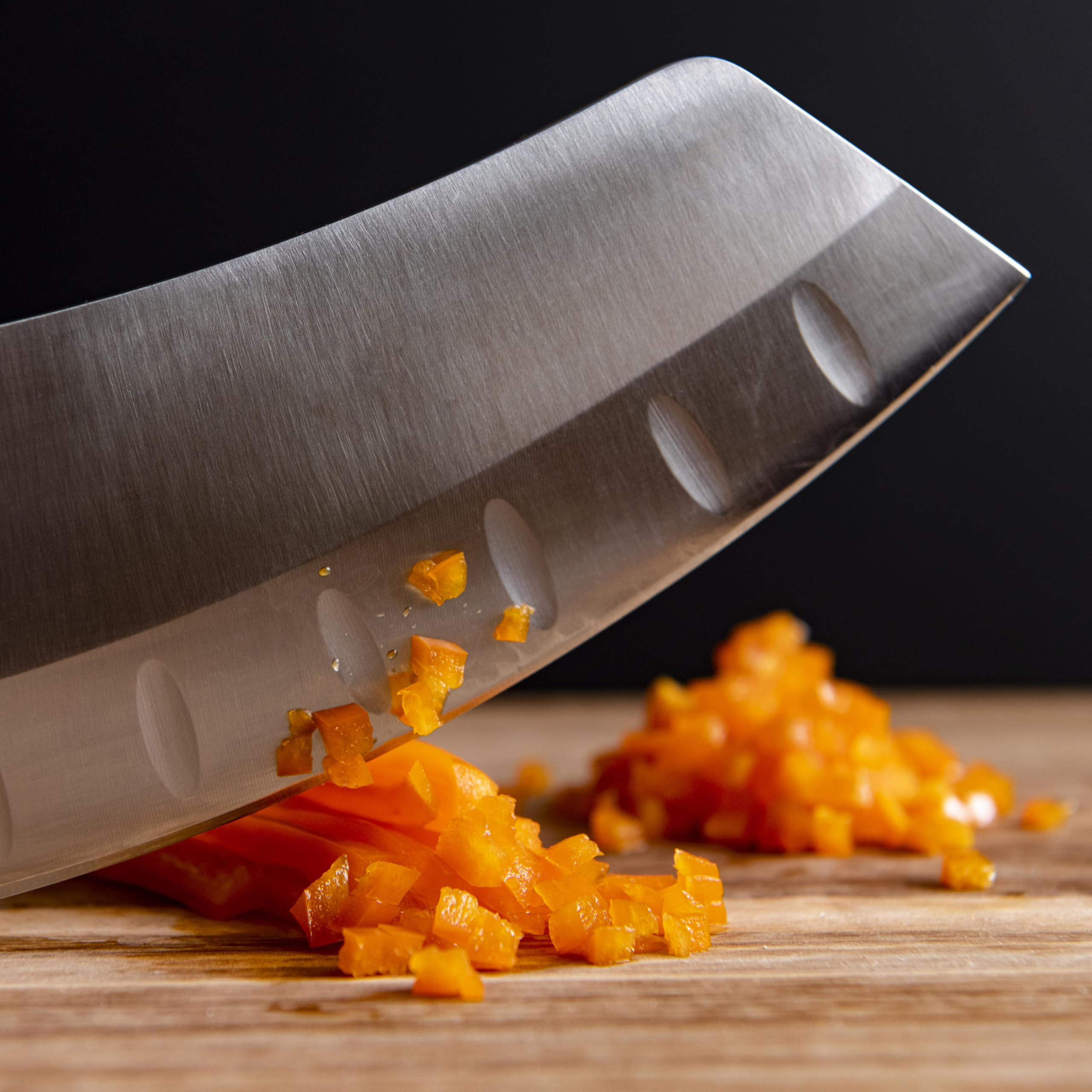 Oklahoma Joe's full-tang carbon steel exudes strength and reliability.