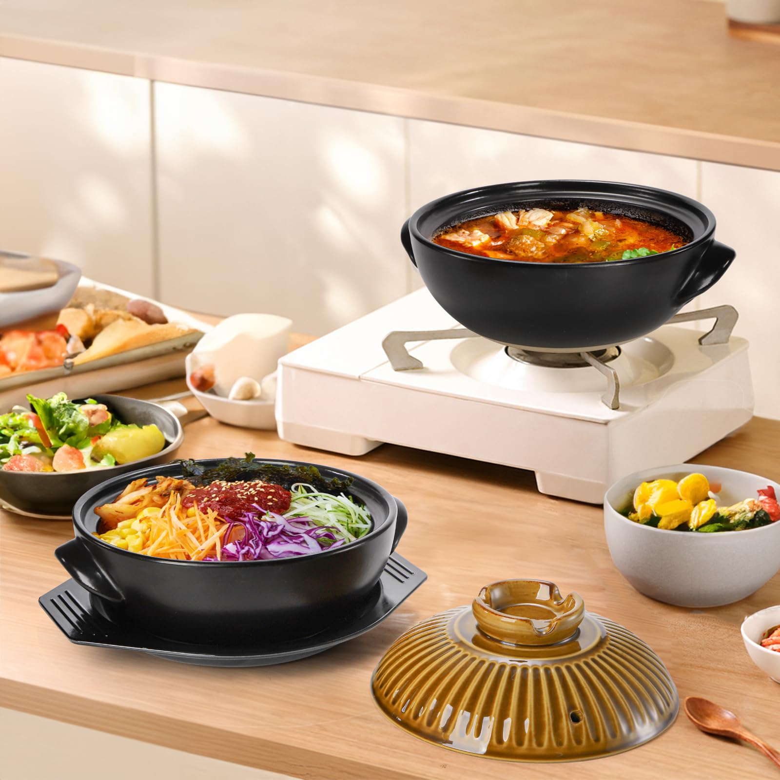 Okllen lid with air vent reduces spills and steam buildup during serving.